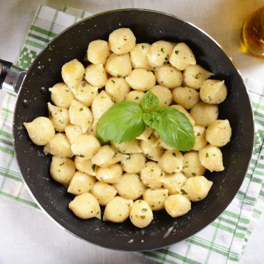 Gnocchi peynir ve domates ile