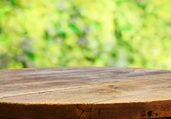 Mesa vazia com fundo verde borrado — Fotografia de Stock