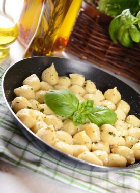 Gnocchi peynir ve domates ile