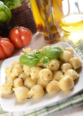 Gnocchi peynir ve domates ile