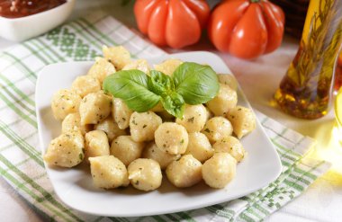 Gnocchi peynir ve domates ile