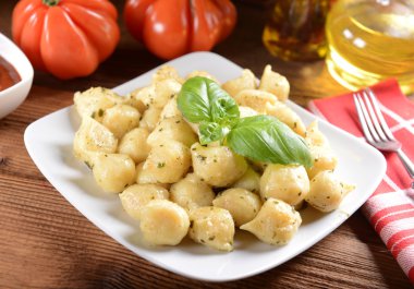 Gnocchi peynir ve domates ile