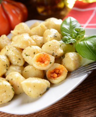Gnocchi peynir ve domates ile
