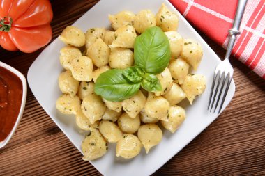 Gnocchi peynir ve domates ile
