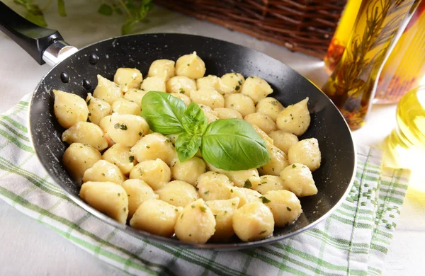 Gnocchi se sýrem a rajčaty — Stock fotografie