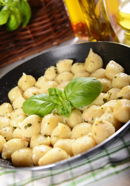 Gnocchi peynir ve domates ile