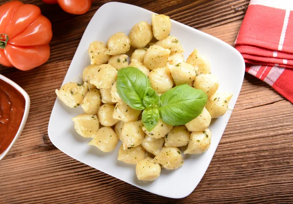 Gnocchi met kaas en tomaten — Stockfoto