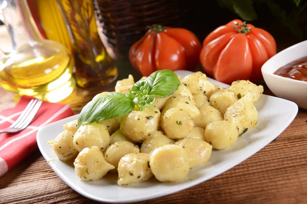 Gnocchi con formaggio e pomodori — Foto Stock