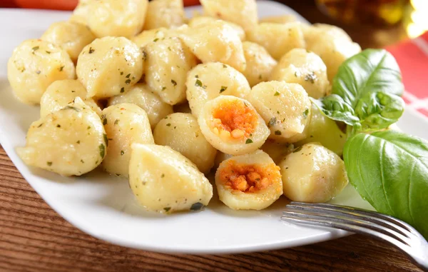 Gnocchi peynir ve domates ile — Stok fotoğraf