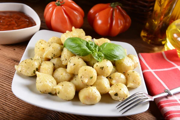 Gnocchi con formaggio e pomodori — Foto Stock