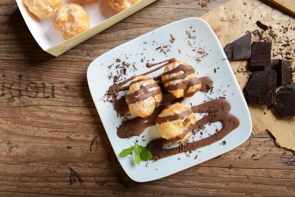 Profiteroles - postre italiano — Foto de Stock