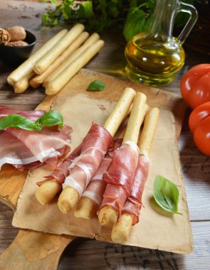 Grisini ekmek ile jambon sopa