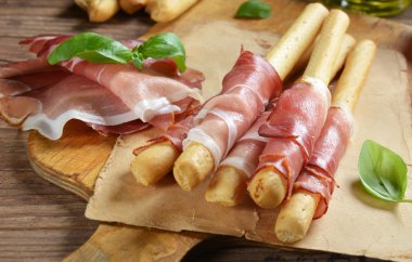 Grisini ekmek ile jambon sopa