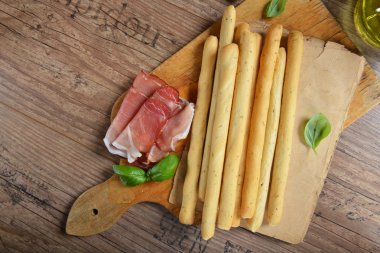 Grisini ekmek ile jambon sopa