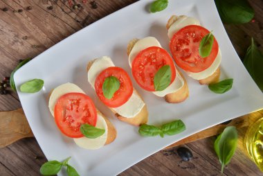 Bruschetta Caprese salatası ile