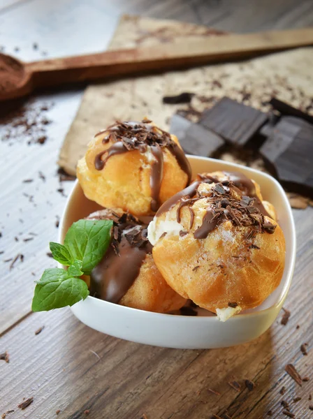 Profiteroles - dessert italiano — Foto Stock