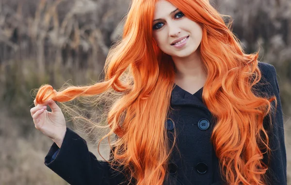 Červené vlasy kavkazské dívku — Stock fotografie
