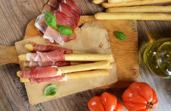 Palitos de pan Grissini con jamón — Foto de Stock