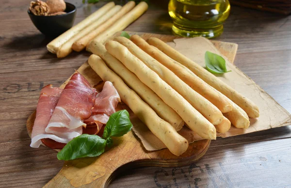 Paus de pão Grissini com presunto — Fotografia de Stock