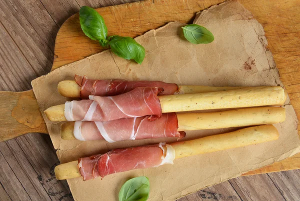 Grissini brood sticks met ham — Stockfoto