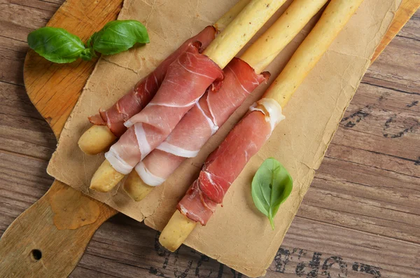 Grissini brood sticks met ham — Stockfoto