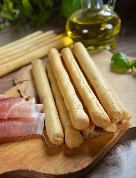 Grissini brood sticks met ham — Stockfoto