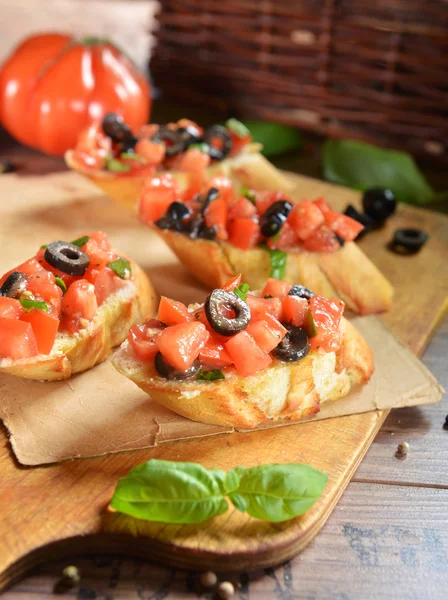 Bruschetta met tomaten, olijven en basilicum — Stockfoto