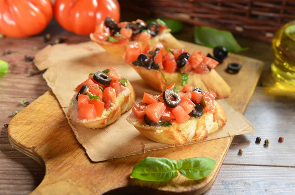 Bruschetta s rajčaty, olivami a bazalkou — Stock fotografie