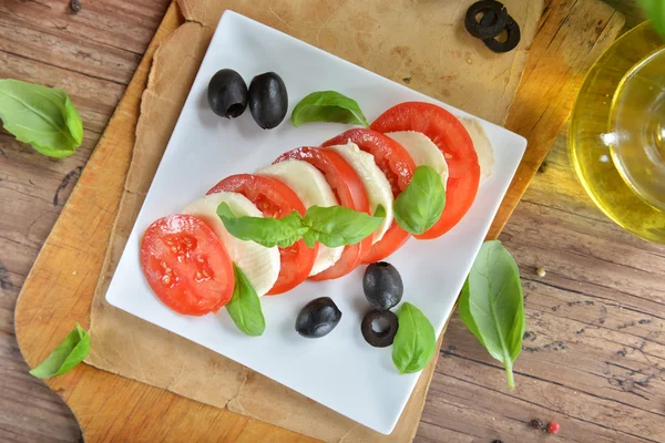 Klassieke caprese salade — Stockfoto