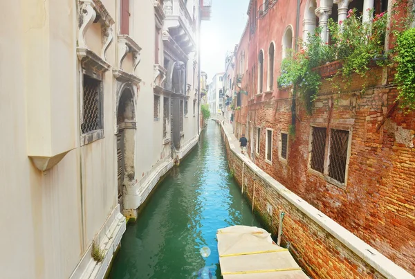 Båtar i Venedig canal — Stockfoto