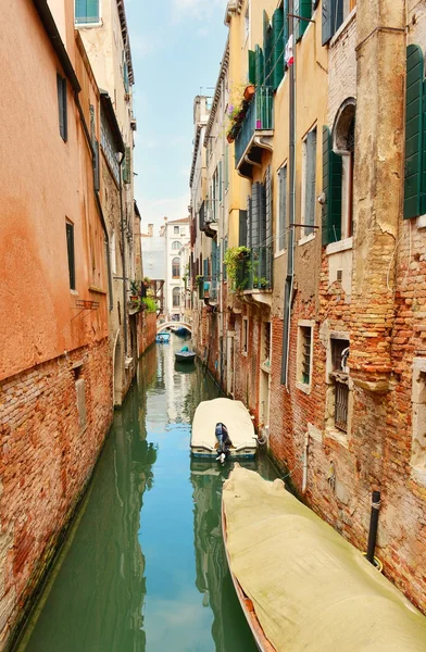 Båtar i Venedig canal — Stockfoto