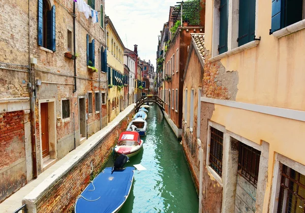 Boten in Venetië canal — Stockfoto