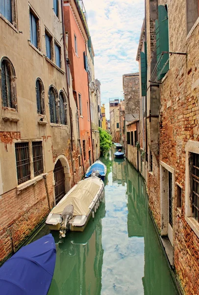 Båtar i Venedig canal — Stockfoto