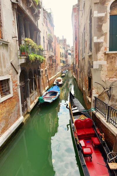 ヴェネツィアの運河のボート — ストック写真