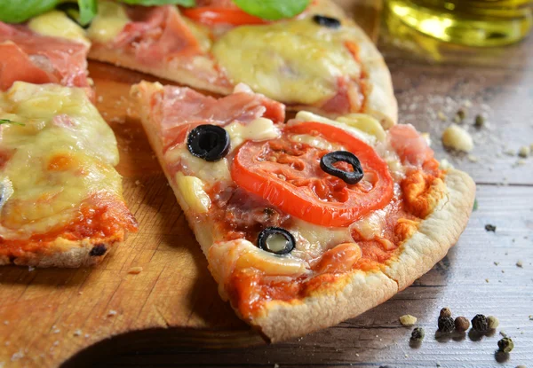 Домашняя вкусная пицца — стоковое фото