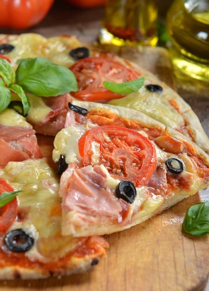 Pizza casera sabrosa — Foto de Stock