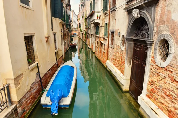 Båtar i Venedig canal — Stockfoto