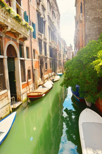 Båtar i Venedig canal — Stockfoto