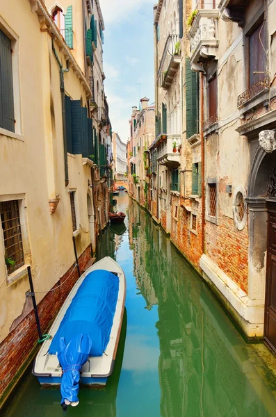 Båtar i Venedig canal — Stockfoto