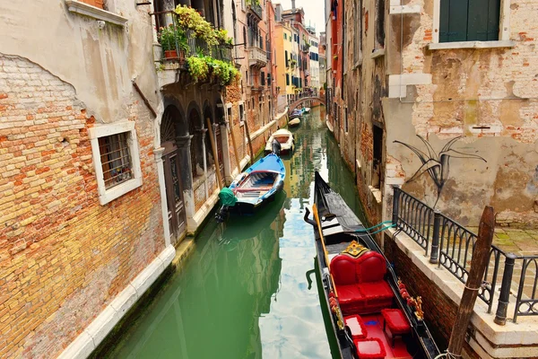 Båtar i Venedig canal — Stockfoto