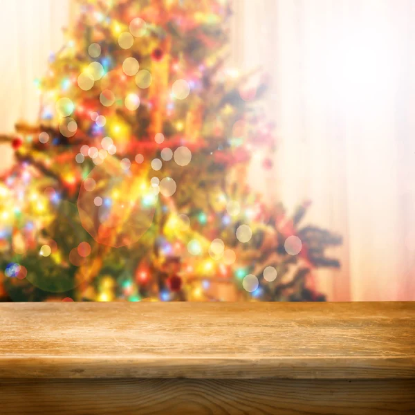 Üres asztal homályos karácsonyfa — Stock Fotó