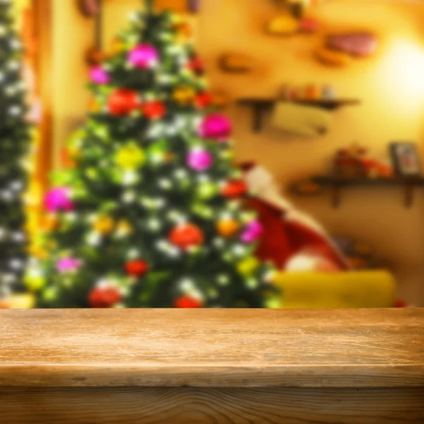 Lege tabel met wazig kerstboom — Stockfoto