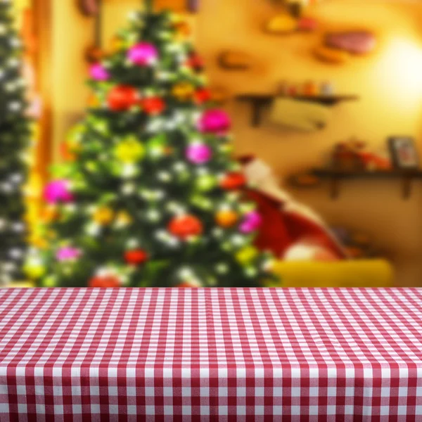 Mesa vacía con árbol de Navidad borroso — Foto de Stock