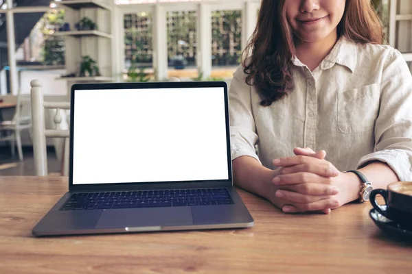Μια Γυναίκα Που Παρουσιάζει Έργο Mockup Laptop Λευκή Λευκή Οθόνη — Φωτογραφία Αρχείου