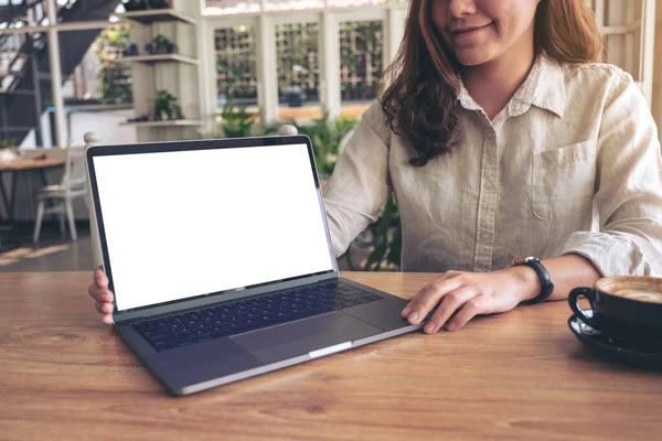Μια Γυναίκα Που Παρουσιάζει Εργασία Mockup Laptop Λευκή Λευκή Οθόνη — Φωτογραφία Αρχείου