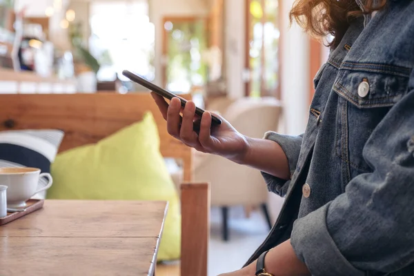 Nahaufnahme Einer Frau Die Ihr Smartphone Café Hält Benutzt Und — Stockfoto