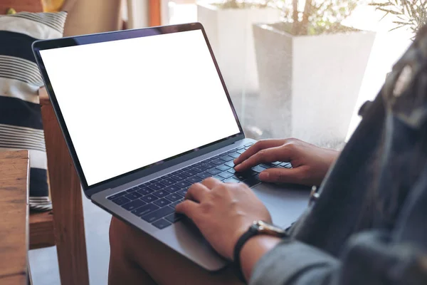 Imagen Burlona Una Mujer Usando Escribiendo Ordenador Portátil Con Pantalla — Foto de Stock