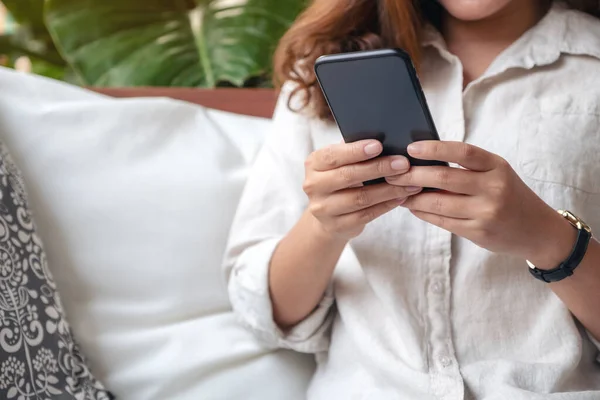 Imagen Cerca Una Mujer Sosteniendo Usando Mirando Teléfono Inteligente Cafetería —  Fotos de Stock