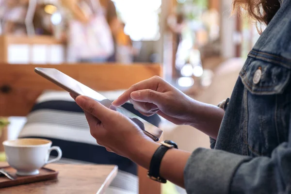 Imagen Primer Plano Una Mujer Sosteniendo Apuntando Tableta Cafetería —  Fotos de Stock