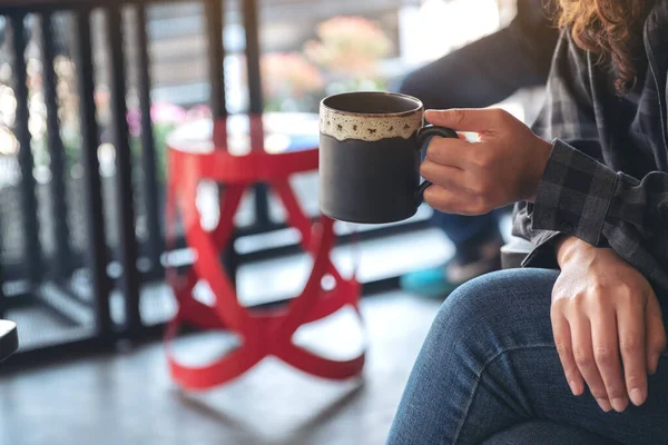 Imagem Close Uma Mulher Segurando Bebendo Café Quente Enquanto Está — Fotografia de Stock